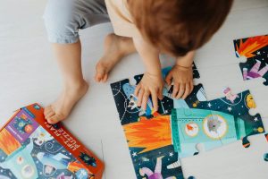 A child plays with a puzzle. Early diagnosis of autism boosts prognosis.