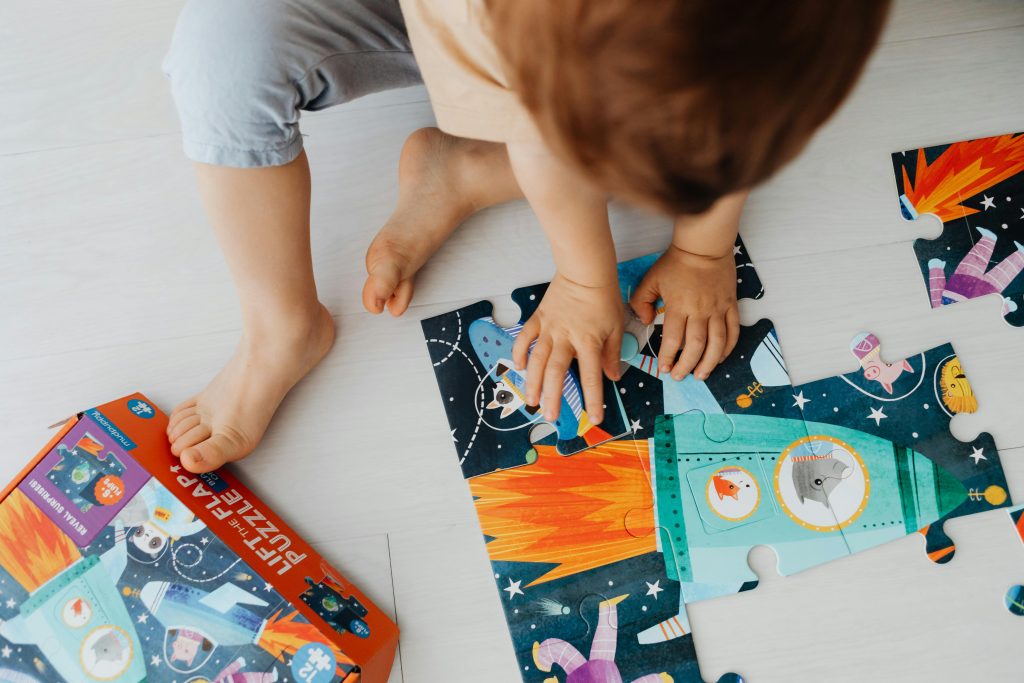 A child plays with a puzzle. Early diagnosis of autism boosts prognosis.