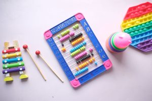 Can fidgets help your child learn? See how ABA therapists use fidget toys to support focus, sensory regulation, and engagement, plus tips for home and school.